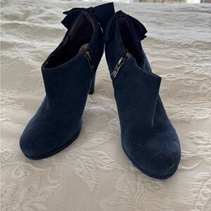 Elegant Libby Edelman Leather Navy Ankle Boots